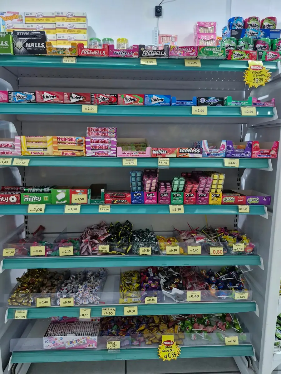 Expositor da loja com balas e outros doces embalados