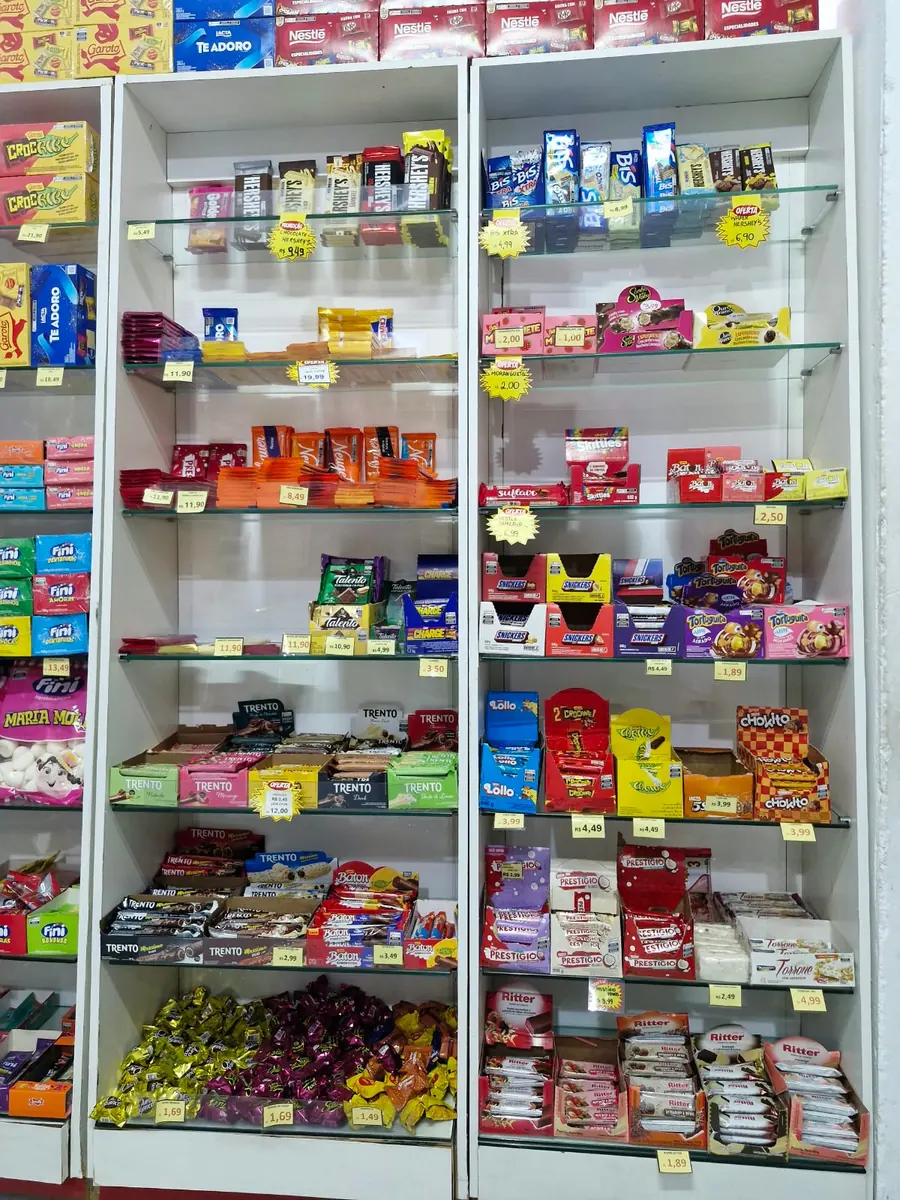 Expositor de chocolates e doces em embalagens individuais.
