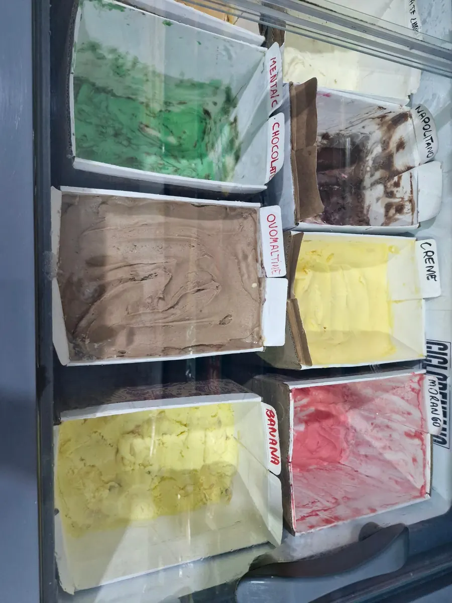 Sabores no balcão de sorvetes da Isalu.